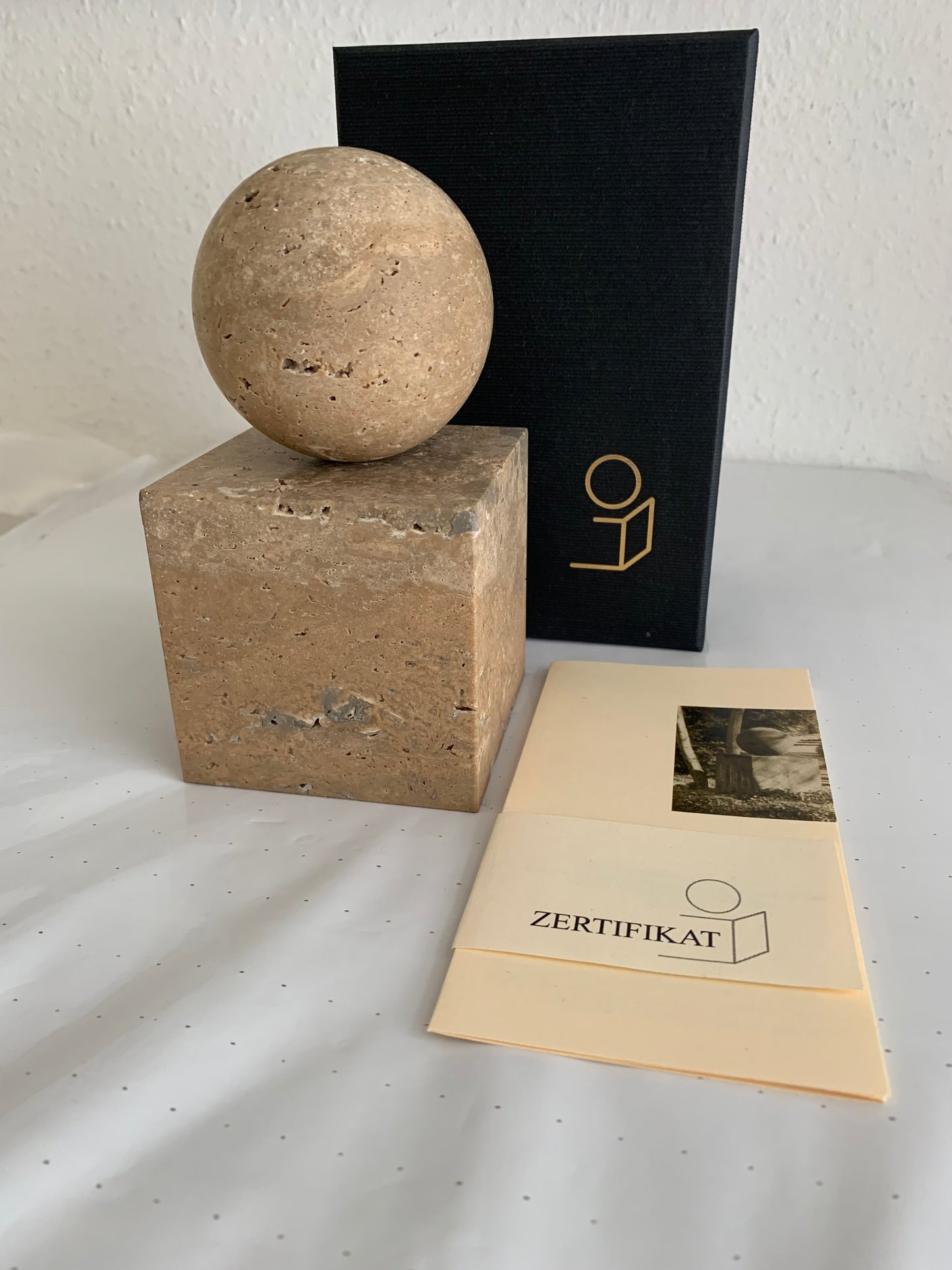 Stein des Guten Glücks, Marmor oder Travertin