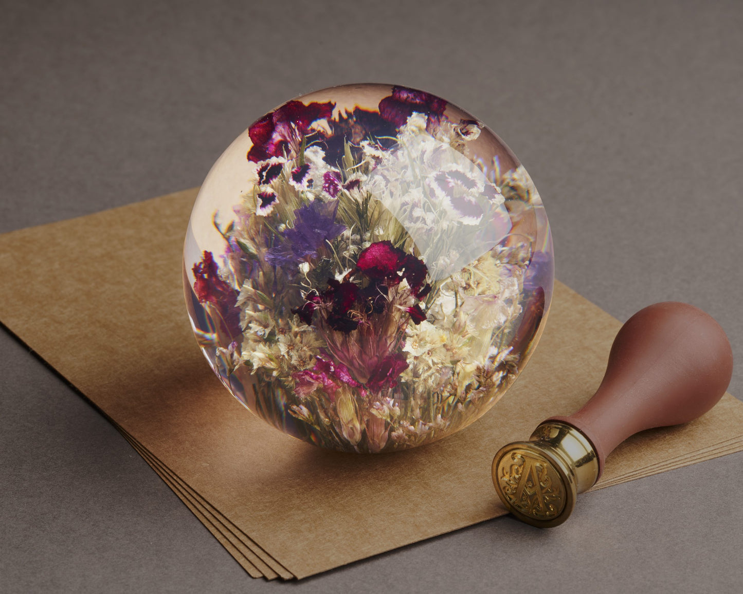 Briefbeschwerer, Naturharz, echte Blüten